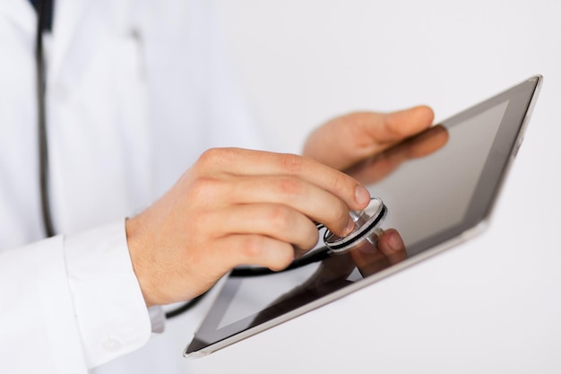 Photo medicine, health and hospital concept - close up of male doctor with stethoscope and tablet pc