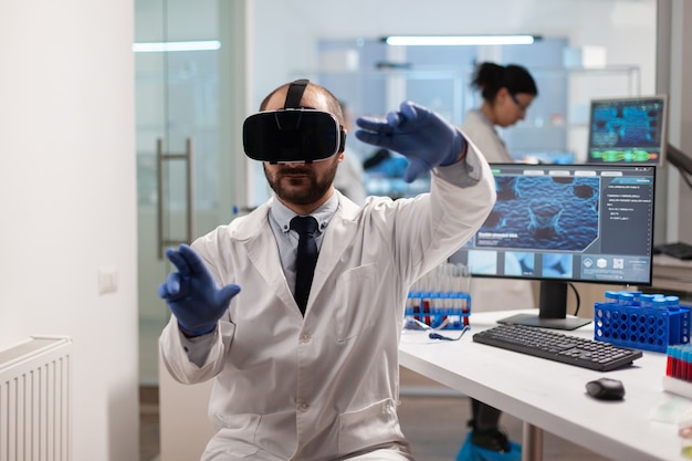 Photo medicine scientist doing virtual simulation of virus vaccine wearing vr headset. team of researchers working with equipment device, future, medicine, healthcare, professional, vision, simulator.