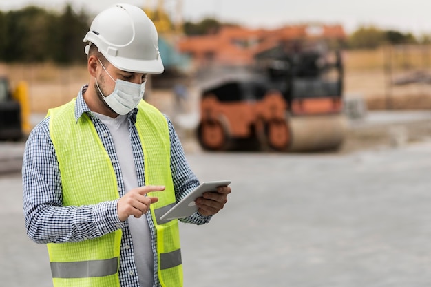 Medium shot builder man wearing mask