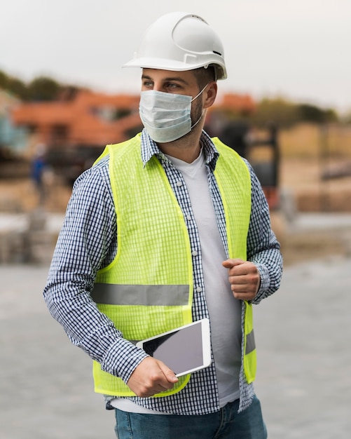 Medium shot builder man wearing medical mask