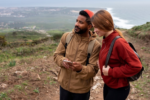 Photo medium shot couple hiking together