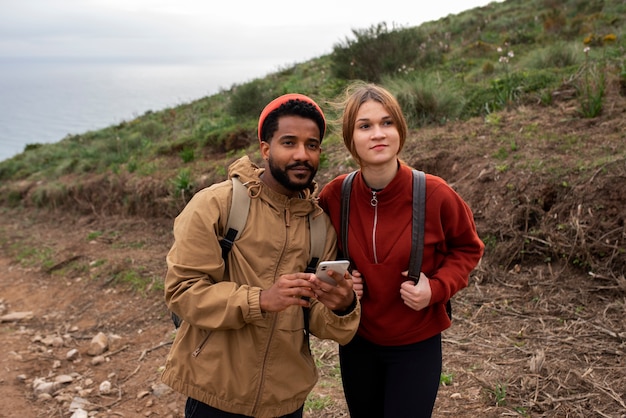 Photo medium shot couple hiking together