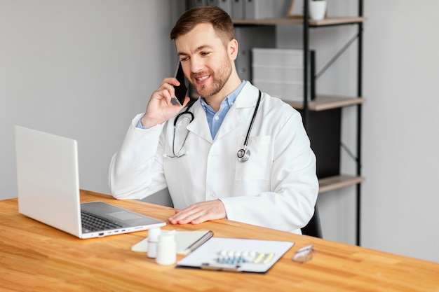 Photo medium shot doctor talking on phone