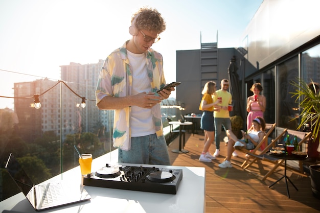 Photo medium shot man being dj at party outdoors