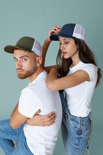 Photo medium shot people posing with trucker hats