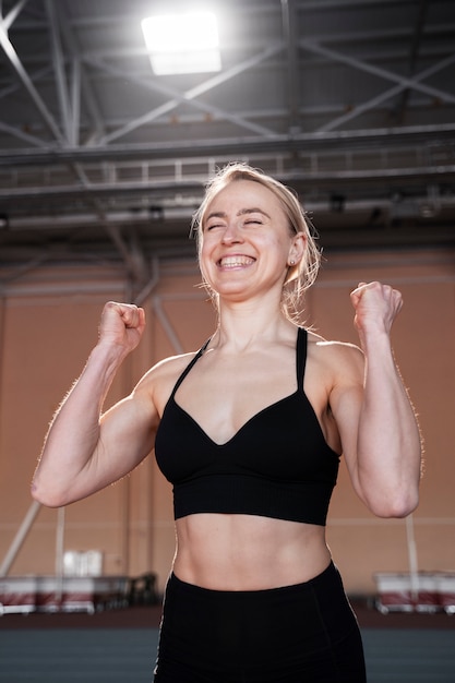 Medium shot smiley fit woman at gym