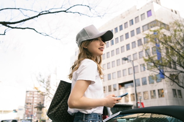 Medium shot smiley woman wearing trucker hat