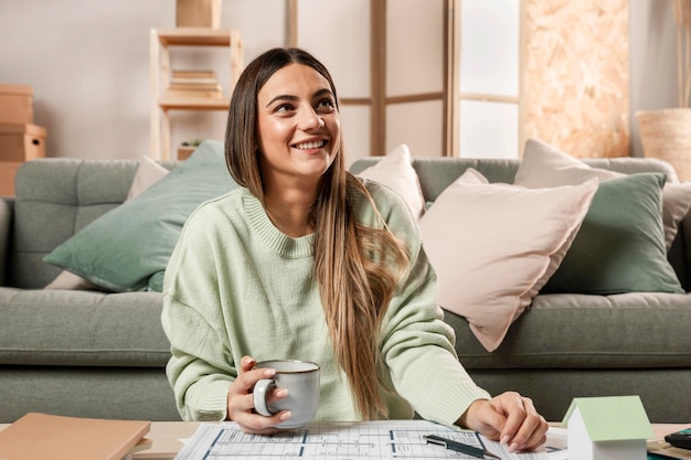 Medium shot smiley woman with cup