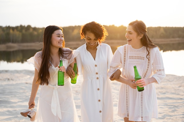 Medium shot smiley women with drinks