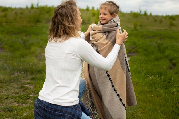 Photo medium shot woman covering kid