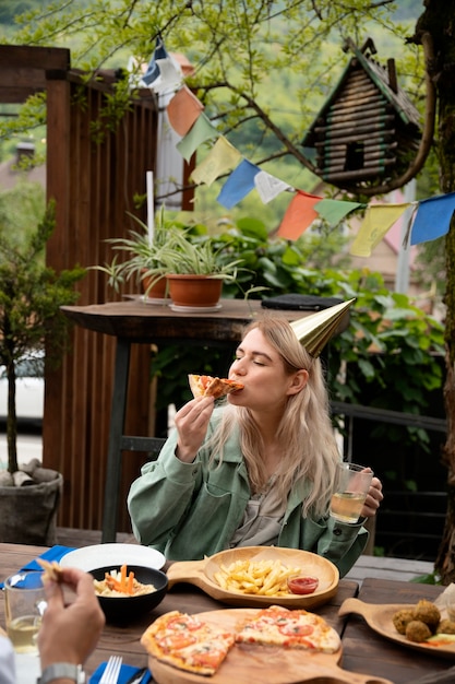 Medium shot woman eating pizza