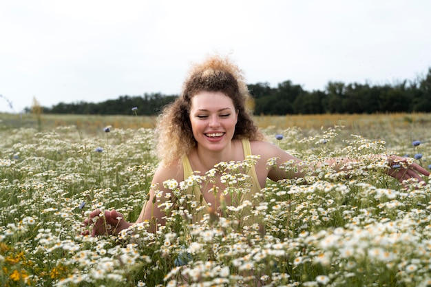 Photo medium shot woman enjoying flowers