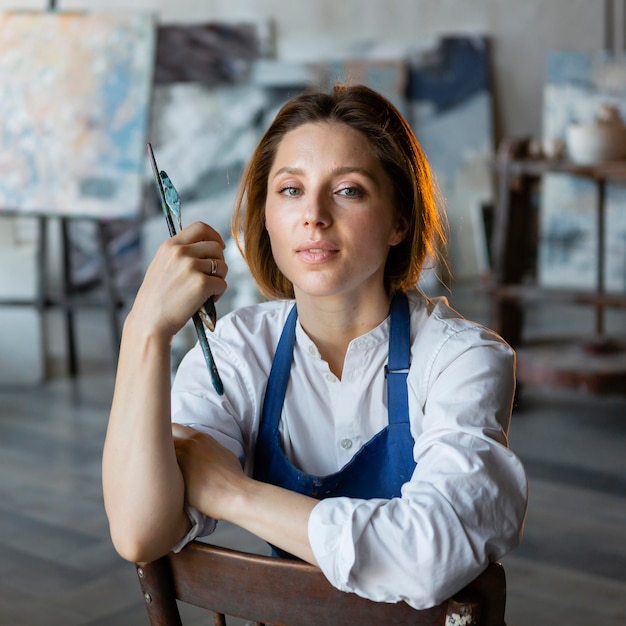 Photo medium shot woman holding painting tools