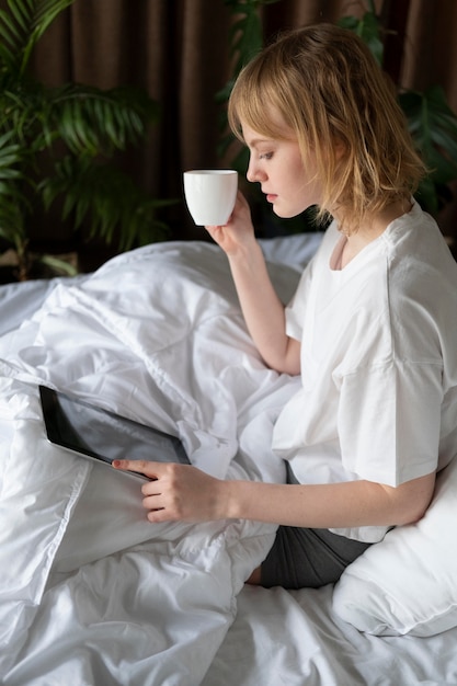 Medium shot woman holding tablet