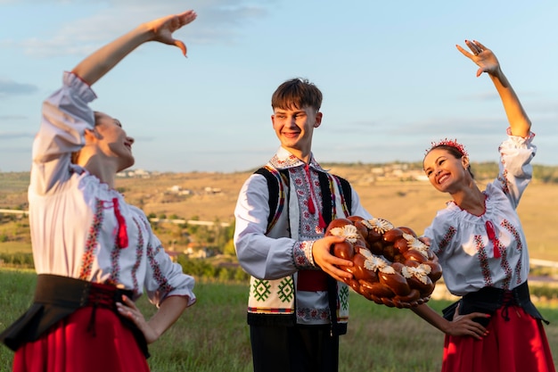 Photo medium shot women dancing around man