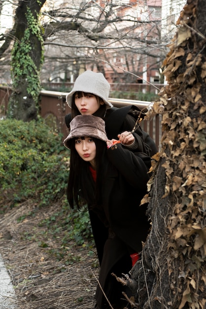 Photo medium shot young women wearing hats