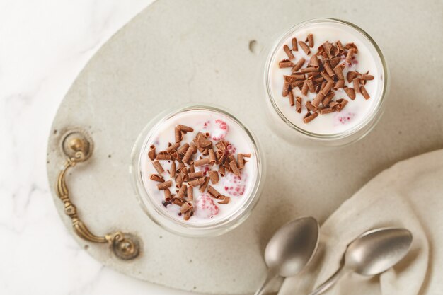 Photo melted ice cream with chocolate shavings