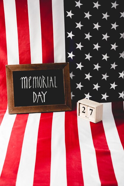 Photo memorial day letters on chalkboard near wooden cubes with date and flag of america