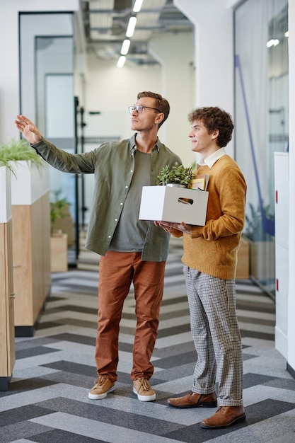 Photo mentor welcoming trainee at new job