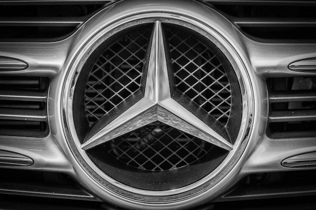 Photo a mercedes logo is on a black background