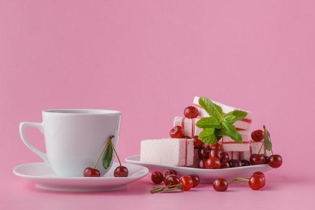 Photo meringue cookie with fresh berries and cup of coffee