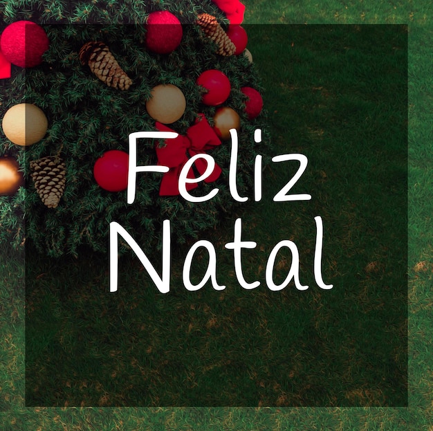 Photo merry christmas written in portuguese language in christmas tree decoration