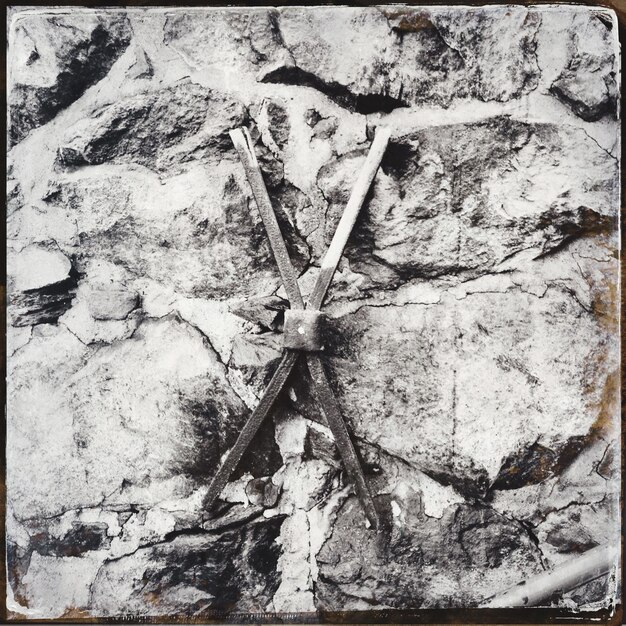 Photo metallic cross on rock