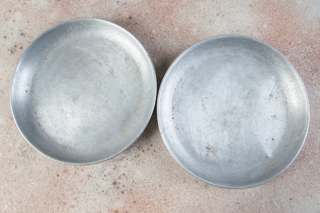 Metallic plates for scales on a concrete table