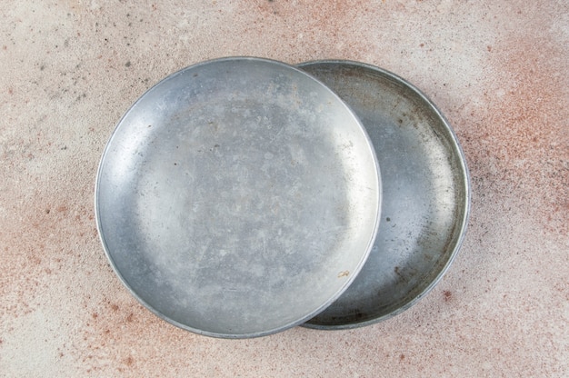 Metallic plates for scales on a concrete table