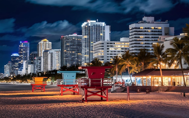 Photo miami miami beach with colorful lifeguard towers and nightlife scene