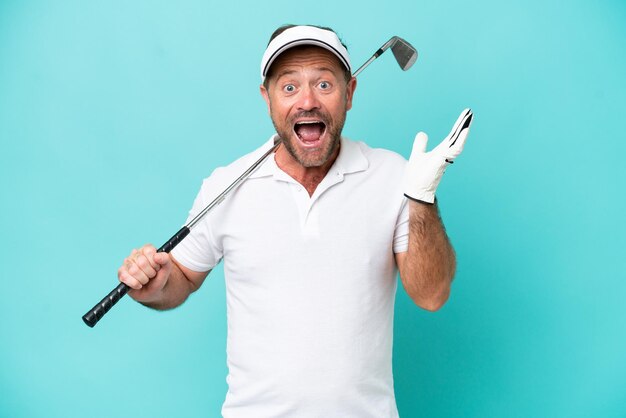 Photo middle age caucasian golfer player man isolated on blue background with shocked facial expression