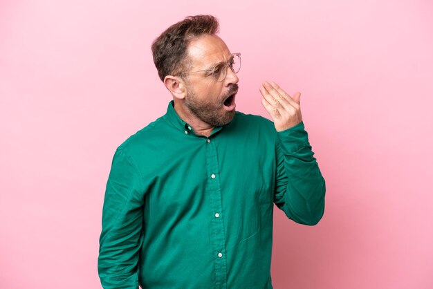 Photo middle age caucasian man isolated on pink background