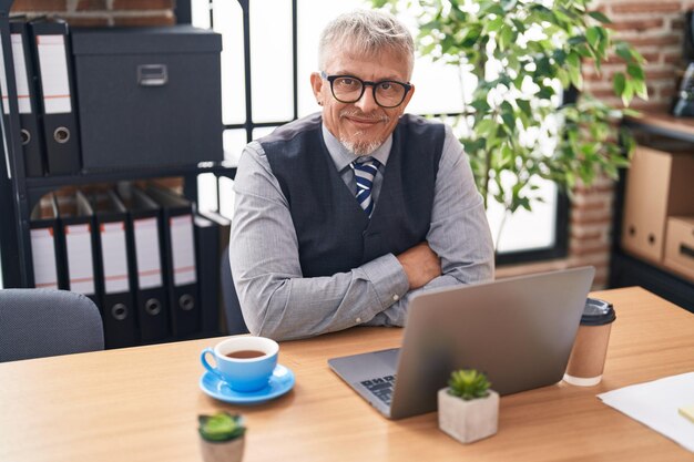 Photo middle age greyhaired man business worker using laptop working at office