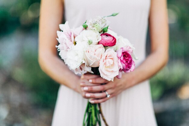 Photo midsection of bride holding flowers