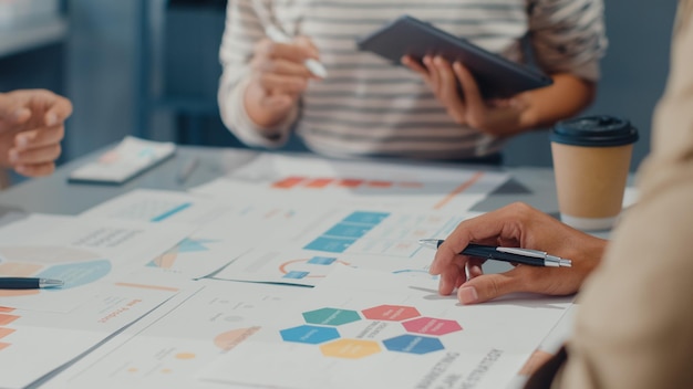 Photo midsection of business colleagues working on table