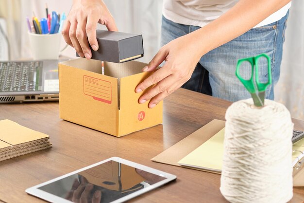 Photo midsection of businessman packing on table