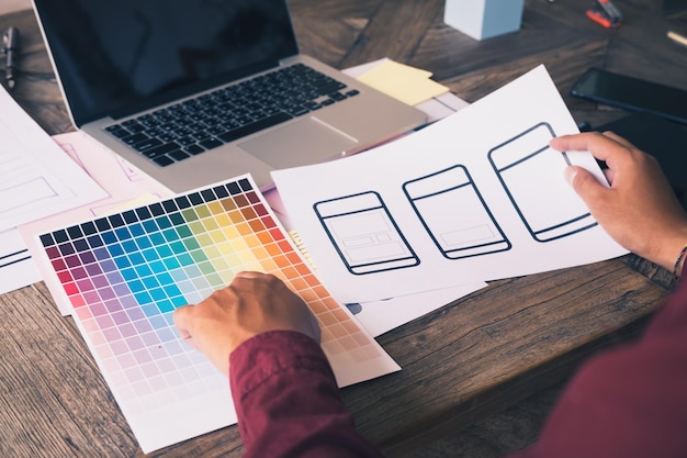 Photo midsection of businessman with color swatch on desk in office