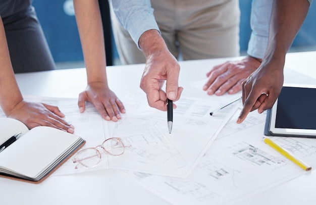 Photo midsection of businessman working on blueprint