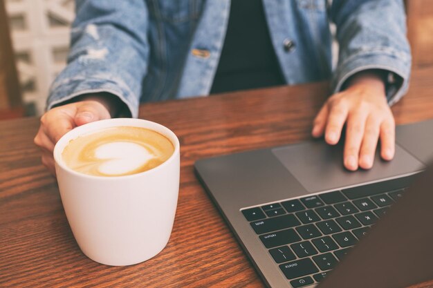 Photo midsection of coffee cup on table