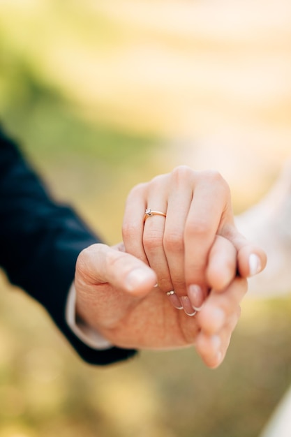 Photo midsection of couple holding hands