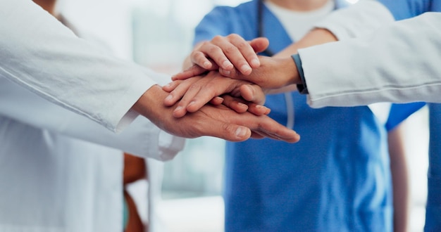 Photo midsection of doctor holding patient