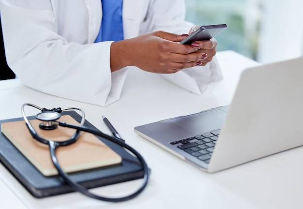 Photo midsection of doctor using mobile phone on table