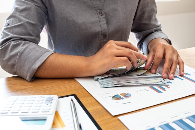 Photo midsection of man counting currency on table