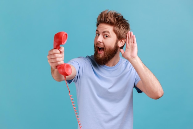 Photo midsection of man holding apple against blue background