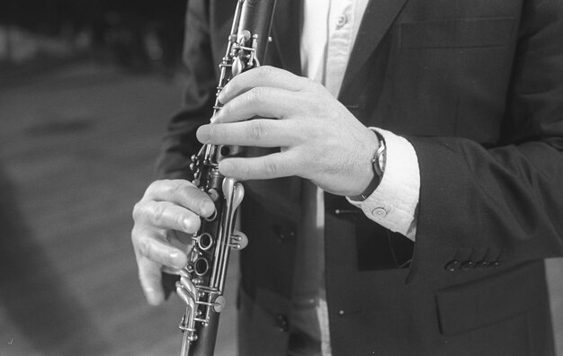 Photo midsection of man playing clarinet