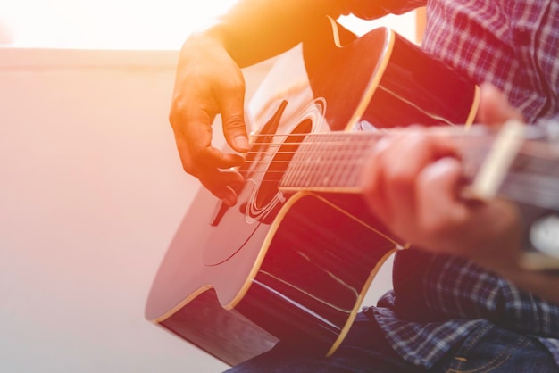 Photo midsection of man playing guitar