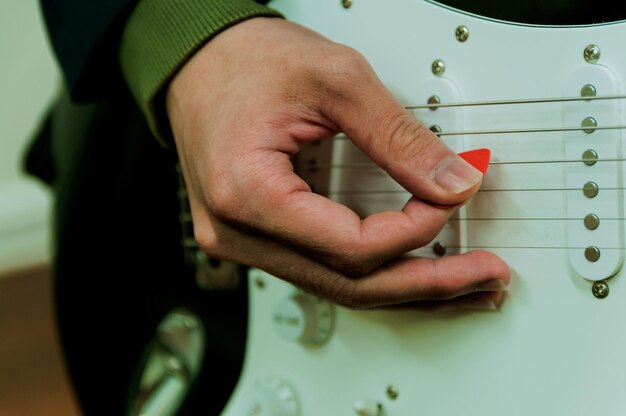 Photo midsection of man playing guitar