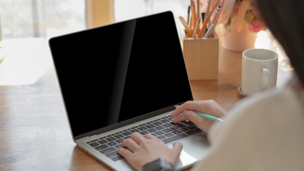 Photo midsection of man using laptop on table