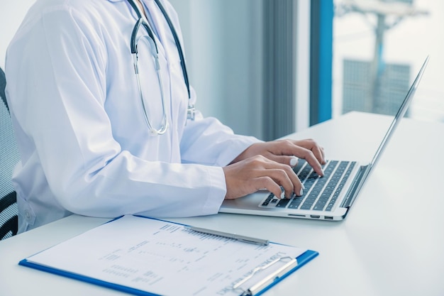 Photo midsection of man using laptop on table