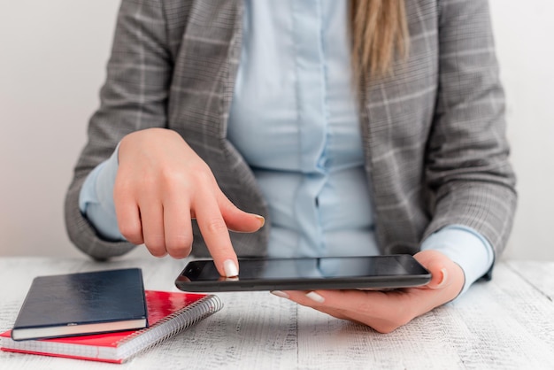 Photo midsection of man using mobile phone on table